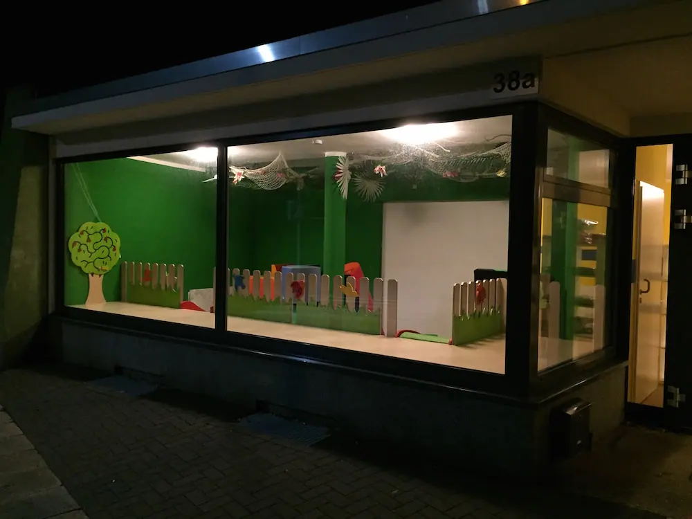 Schaufenster der KITA Kinderbetreuung Glückskäfer in Hannover-Ricklingen am Abend